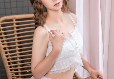 【麻豆app官网】悄悄心事：在深夜中，每一句低语都充满着诱人的禁忌暗示